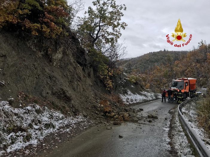 Oltrepò: frana sulla strada provinciale 91 tra Varzi e Castellaro Oltrepò: frana sulla strada provinciale 91 tra Varzi e Castellaro