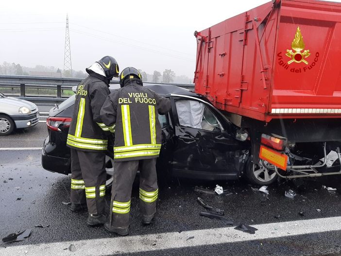 Oltrepò: tamponamento fra auto e camion sull'autostrada Torino-Piacenza, i vigili del fuoco intervengono per mettere in sicurezza un'autovettura