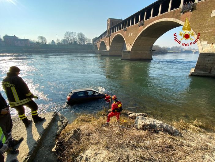 Pavia: auto precipita nel Ticino sotto il Ponte Coperto