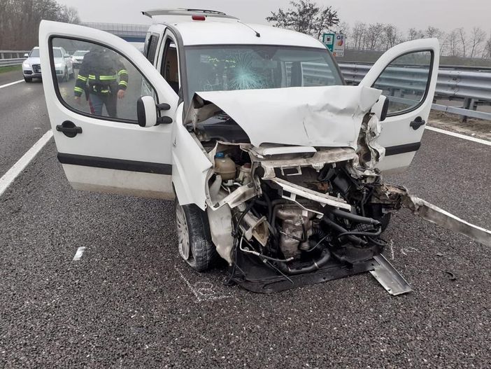 Scontro tra auto sull'autostrada A7: coinvolte tre persone, interviene l'elisoccorso