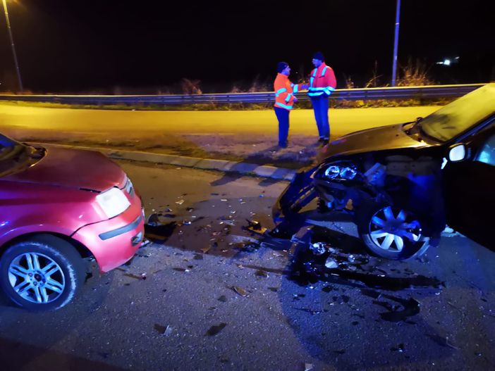 Pieve del Cairo: scontro tra auto sulla rotonda di ingresso al paese, ferite lievemente due persone