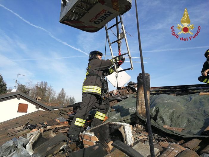 Pavese: in fiamme una canna fumaria a Torre d'Isola, intervengono i vigili del fuoco Pavese: in fiamme una canna fumaria a Torre d'Isola, intervengono i vigili del fuoco