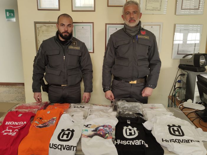 Ottobiano: sequestrate 240 maglie da motocross contraffatte agli internazionali d'Italia Ottobiano: sequestrate 240 maglie da motocross contraffatte agli internazionali d'Italia
