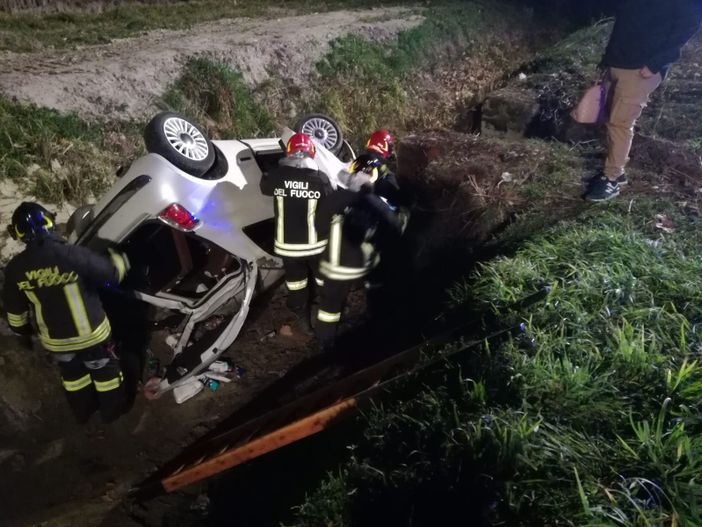 Mede: si ribalta in un fosso con l'auto sulla provinciale 194, ferita una 23enne