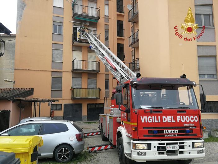 Pavia: soccorsa una donna grazie all'autoscala dei vigili del fuoco