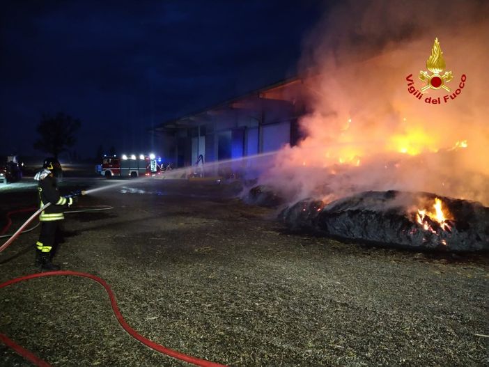 Oltrepò: incendio in un fienile a Torricella Verzate, Vigili del fuoco ancora impegnati nello spegnimento