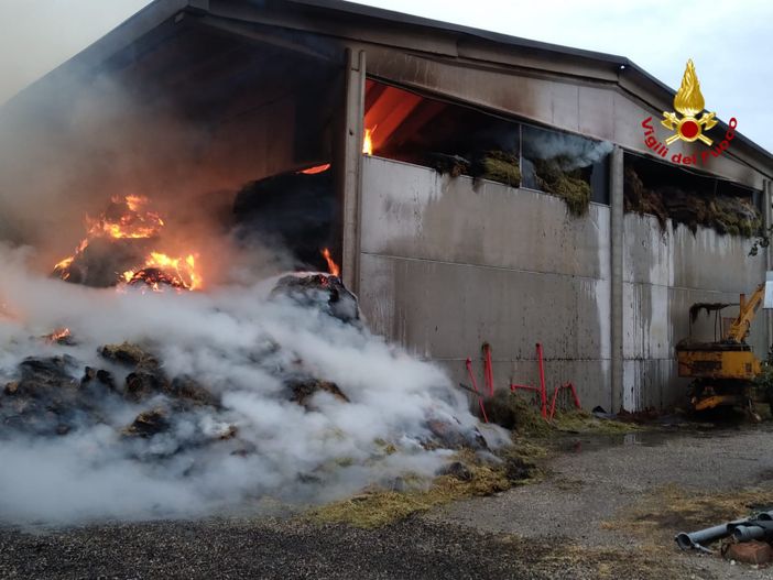 VIDEO. Oltrepò: prosegue l'intervento dei Vigili del fuoco per spegnere l'incendio al fienile di Torricella Verzate