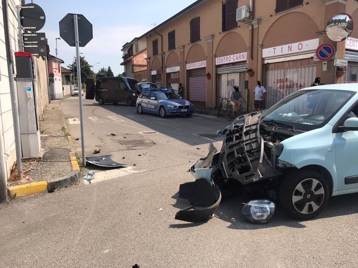 Tromello: scontro tra auto e furgone in via Salvadeo, ferite lievemente mamma e figlia Tromello: scontro tra auto e furgone in via Salvadeo, ferite lievemente mamma e figlia