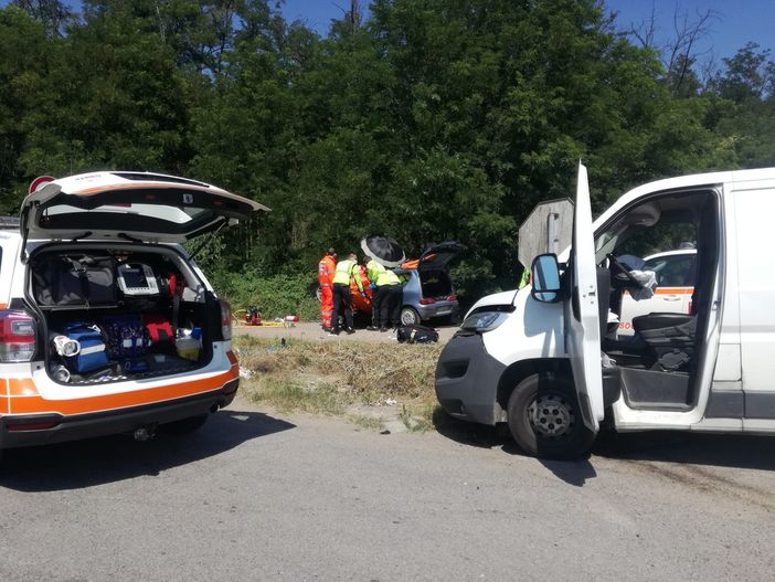 Scaldasole: scontro tra auto e furgone all'incrocio, tre feriti, grave un 53enne Scaldasole: scontro tra auto e furgone all'incrocio, tre feriti, grave un 53enne