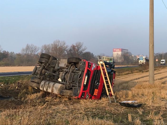Dorno: autocisterna fuori strada sulla provinciale 206, illeso il conducente Dorno: autocisterna fuori strada sulla provinciale 206, illeso il conducente