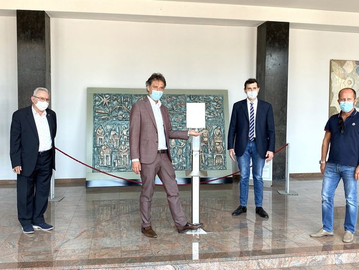 Vigevano: l'azienda ITM di Parona dona un sistema innovativo a pedali per igienizzare le mani negli uffici comunali