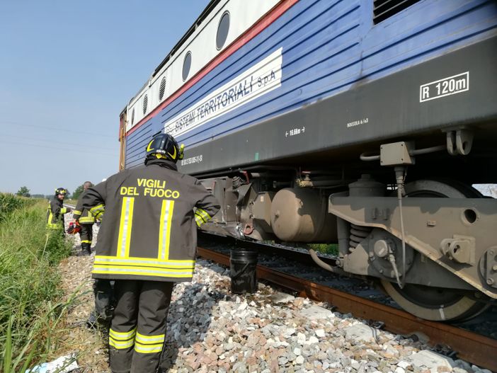 Torre Beretti: scontro fra motrice di un treno e mezzo agricolo, tutti illesi