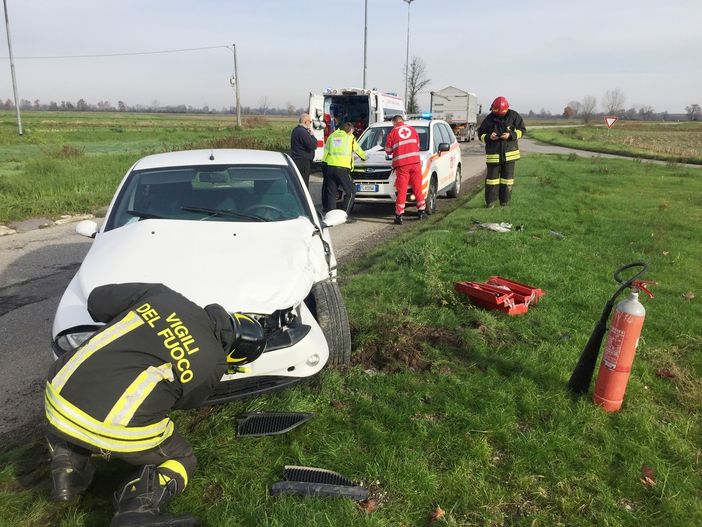 Mede: scontro auto-camion sulla sp194, lievemente ferite due anziane