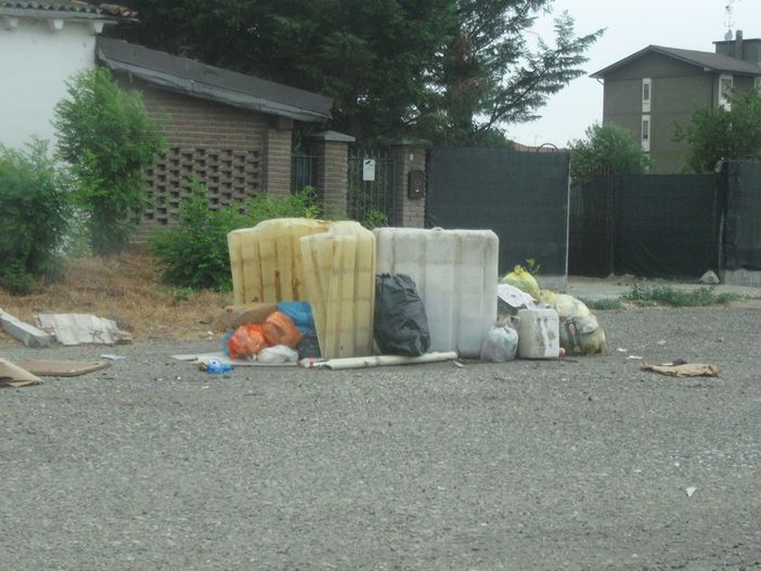 Garlasco: rinvenuta una microdiscarica abusiva in paese Garlasco: rinvenuta una microdiscarica abusiva in paese