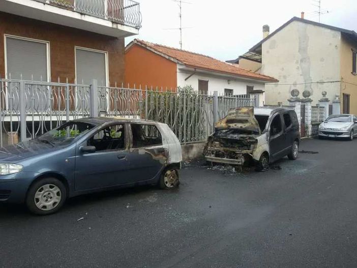 Magenta, due auto in fiamme nella notte Magenta, due auto in fiamme nella notte