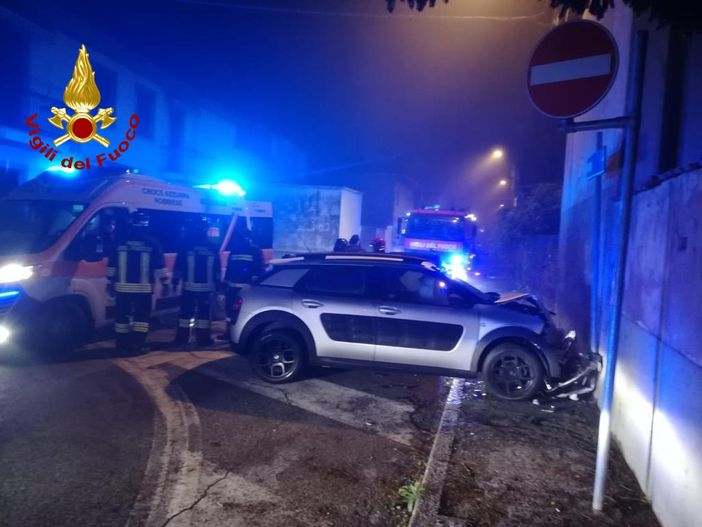 Confienza: si schianta in auto contro un muro, lievemente ferita una 43enne