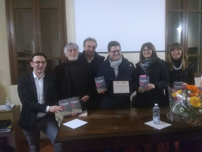 Robbio, Iacomuzio presenta il suo libro e l’amministrazione lo omaggia con una targa Robbio, Iacomuzio presenta il suo libro e l’amministrazione lo omaggia con una targa