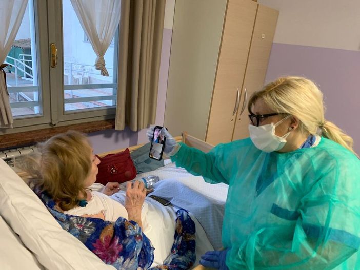 Covid-free da molti mesi le Rsa di “Sereni Orizzonti” in provincia di Pavia. Stanze attrezzate per gli incontri coi familiari mentre continua il servizio di videochiamate all’esterno Covid-free da molti mesi le Rsa di “Sereni Orizzonti” in provincia di Pavia. Stanze attrezzate per gli incontri coi familiari mentre continua il servizio di videochiamate all’esterno