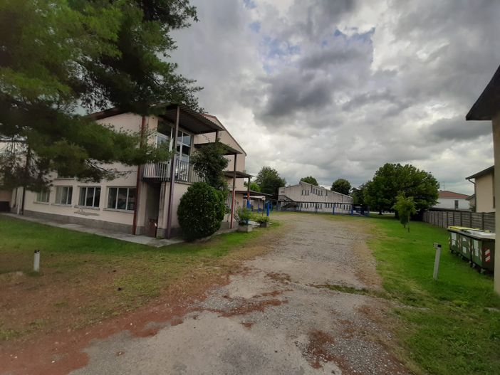 Robbio, nelle scuole elementari luci alogene e neon lasceranno spazio a nuove luci a led Robbio, nelle scuole elementari luci alogene e neon lasceranno spazio a nuove luci a led