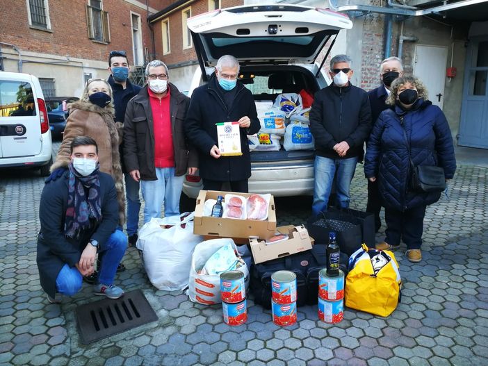 Vigevano: il Rotary Club Cairoli dona coperte e generi di prima necessità al convento dei Frati Cappuccini Vigevano: il Rotary Club Cairoli dona coperte e generi di prima necessità al convento dei Frati Cappuccini