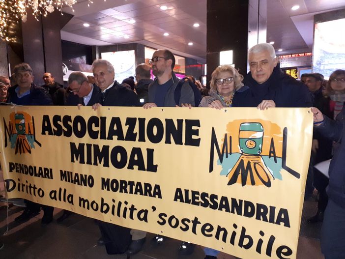 - (FOTOGALLERY) - Treni, manifestazione sotto la sede di Trenord. Presente anche MiMoAl con tanto di striscione - (FOTOGALLERY) - Treni, manifestazione sotto la sede di Trenord. Presente anche MiMoAl con tanto di striscione