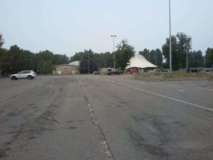 Magenta: urla nella notte in piazza mercato, giovane colpito con una bottiglia finisce in ospedale