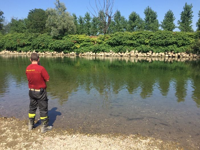 Tragedia a Candia Lomellina, 41enne accusa un malore e annega dentro al fiume Sesia Tragedia a Candia Lomellina, 41enne accusa un malore e annega dentro al fiume Sesia