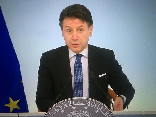 Coronavirus: il premier Conte firma il decreto, la Lombardia e altre 14 province chiuse fino al 3 aprile