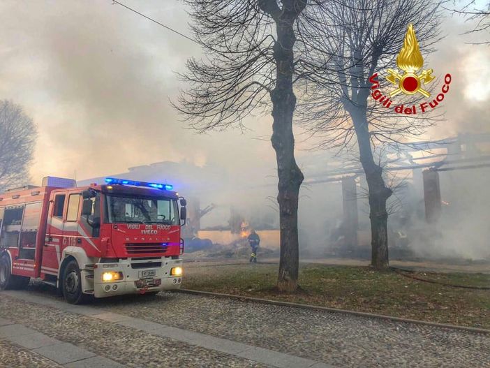 Morimondo: vasto incendio distrugge un cascinale nella frazione di Fallavecchia