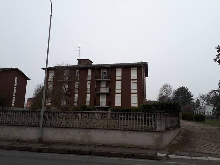 Vigevano: protesta alle case popolari Aler, erbacce e abusivi