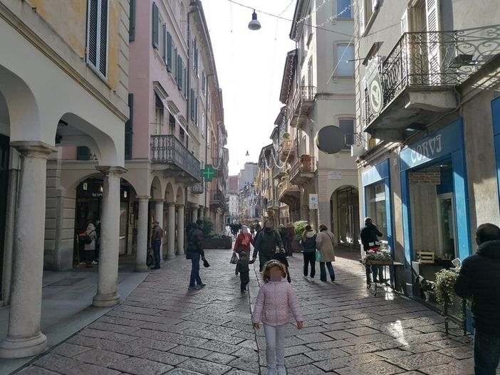 Cosa cambia da zona rossa ad arancione? Aperti tutti i negozi. Coprifuoco &quot;solo&quot; dalle 22 alle 5