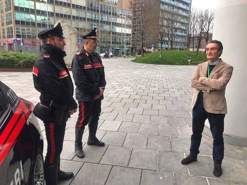 L'incontro del tardo pomeriggio fuori da Palazzo Lombardia tra Attilio Fontana e una pattuglia di carabinieri in servizio: «Grazie per quello che state facendo»