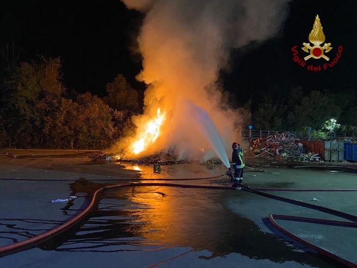 Pavese: incendio all'isola ecologica di Montebellino, bruciati materiali ingombranti