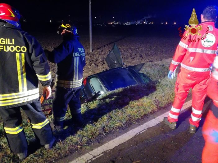 Mezzana Bigli: finisce in un canale con l'auto, ferito un 30enne
