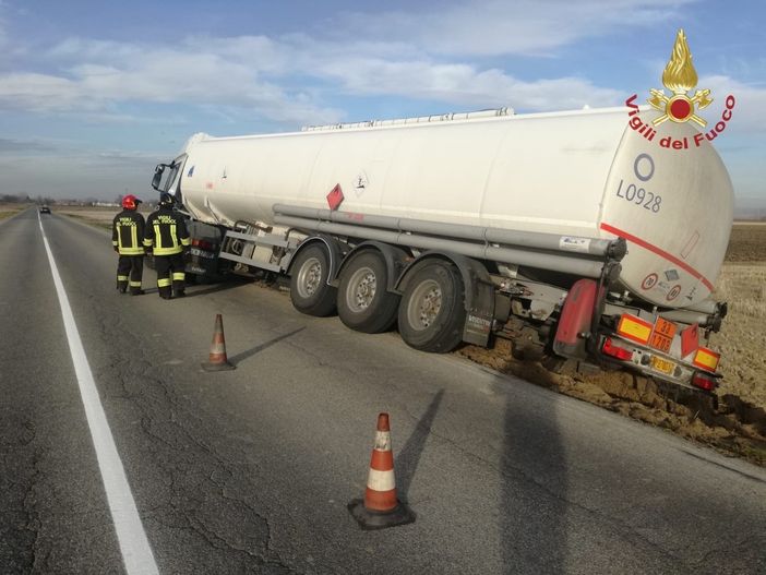 Candia: autocisterna piena di gasolio esce di strada sulla provinciale 194
