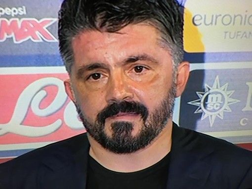 Il momento in cui Rino Gattuso pensa alla sorella Francesca in diretta Rai. Sotto nella gallery il bacio al cielo e l'incontro emozionante con Conte nel pre partita Il momento in cui Rino Gattuso pensa alla sorella Francesca in diretta Rai. Sotto nella gallery il bacio al cielo e l'incontro emozionante con Conte nel pre partita