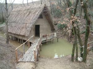 LOMELLINA STORIA - Un popolo che viveva nelle palafitte... - LOMELLINA STORIA - Un popolo che viveva nelle palafitte... -