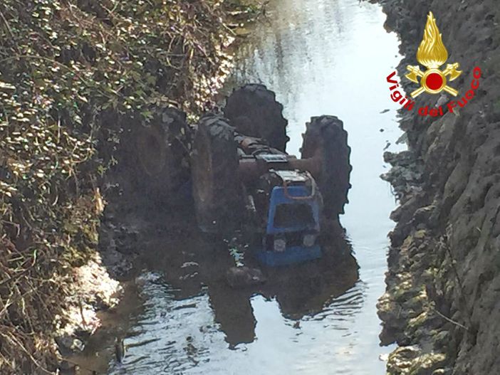Oltrepò: si ribalta con il trattore in un canale, 22enne elitrasportato al Niguarda