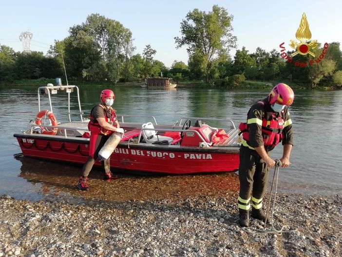 Torre d'Isola: si ferisce a un piede sul Ticino, giovane soccorso da un'imbarcazione Torre d'Isola: si ferisce a un piede sul Ticino, giovane soccorso da un'imbarcazione
