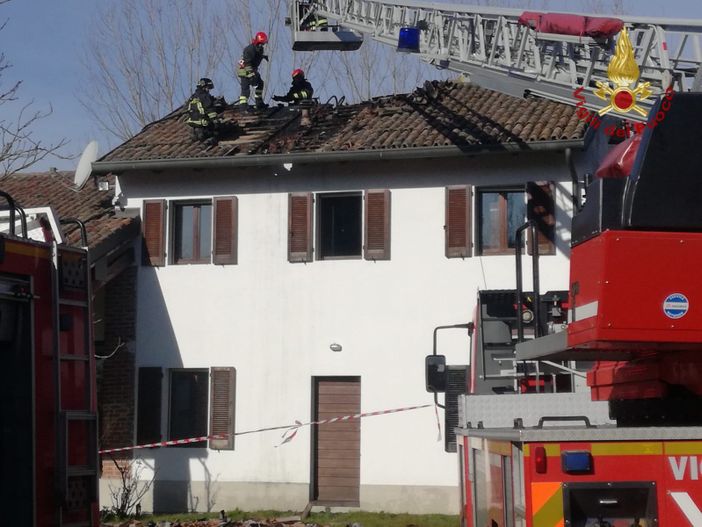 Lomello: in fiamme un sottotetto di legno, i vigili del fuoco limitano i danni Lomello: in fiamme un sottotetto di legno, i vigili del fuoco limitano i danni