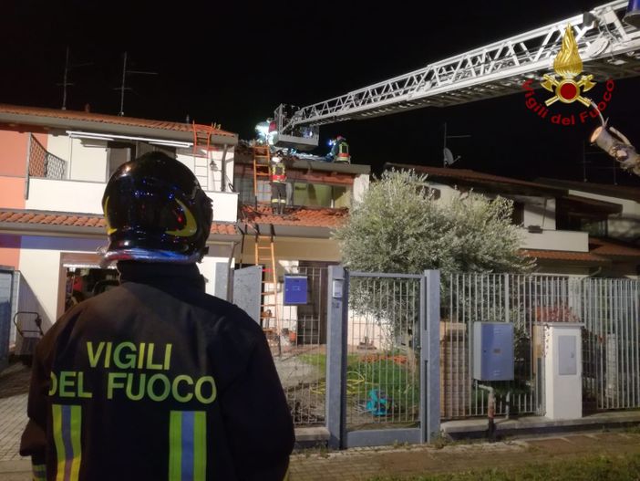 Lomello: brucia un tetto in via Grua, intervengono i Vigili del fuoco
