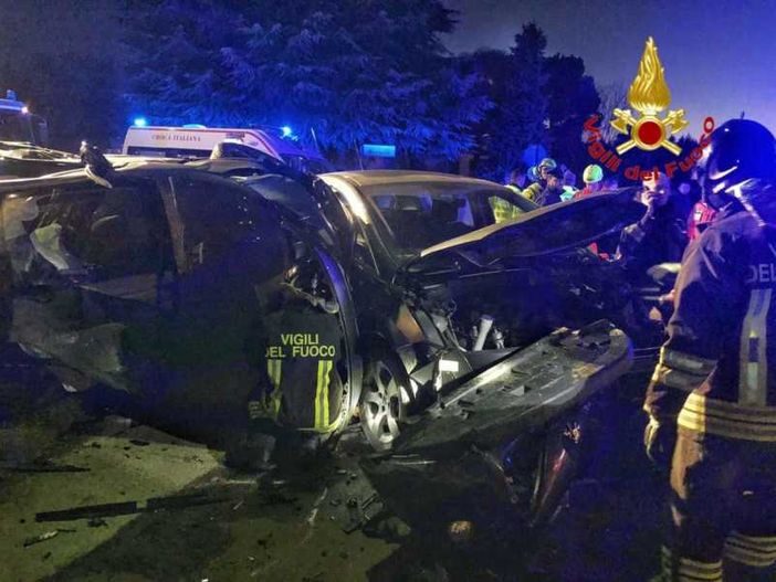 Scontro tra due auto a Robecchetto con Induno: coinvolti tre bambini e tre adulti
