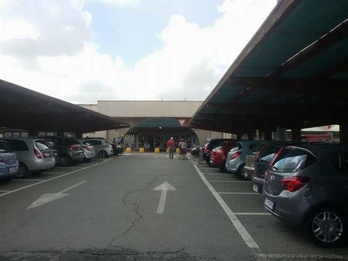 Magenta: cercano di uscire dall’Iper senza pagare il conto, se la cavano in ‘extremis’ Magenta: cercano di uscire dall’Iper senza pagare il conto, se la cavano in ‘extremis’