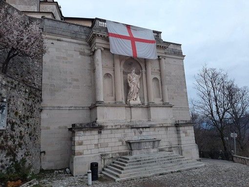 La bandiera della Lombardia esposta sul balcone del Mosè al Sacro Monte nella foto di Francesca Crugnola