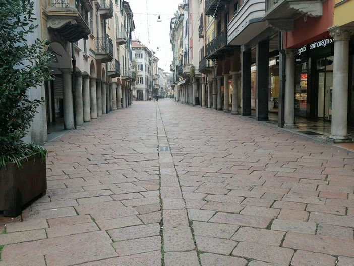 Possibili allentamenti dal 3 dicembre: ecco le ipotesi dei due Dpcm con le aperture per le festività Possibili allentamenti dal 3 dicembre: ecco le ipotesi dei due Dpcm con le aperture per le festività