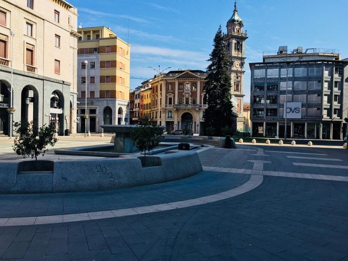 Verso il lockdown nelle regioni più a rischio. Ipotesi chiusure di tre settimane: si uscirà per lavoro, salute, urgenze e forse scuola