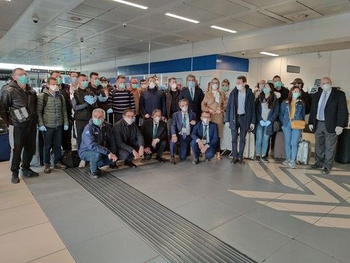 Coronavirus, atterrati i medici e infermieri albanesi. Fontana: «Grazie per il vostro aiuto concreto» Coronavirus, atterrati i medici e infermieri albanesi. Fontana: «Grazie per il vostro aiuto concreto»