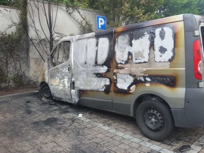 Magenta, due furgoni in fiamme nel parcheggio di via Trento