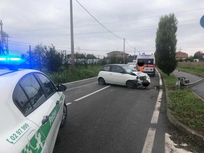 Magenta: perde il controllo dell’auto e abbatte un palo