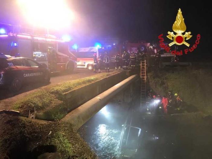 Amiche in auto finiscono nel Naviglio, tanto spavento e ferite non gravi